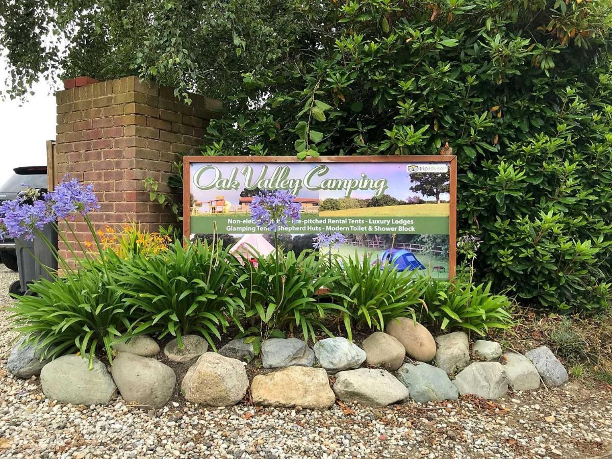 Oak Valley Lodges & Camping Pett Exterior foto